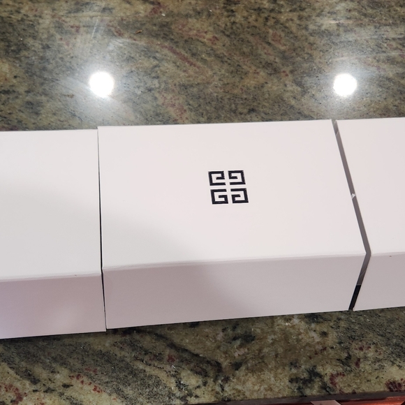 3 Givenchy Gift Box with crinkled paper inside - Picture 4 of 5